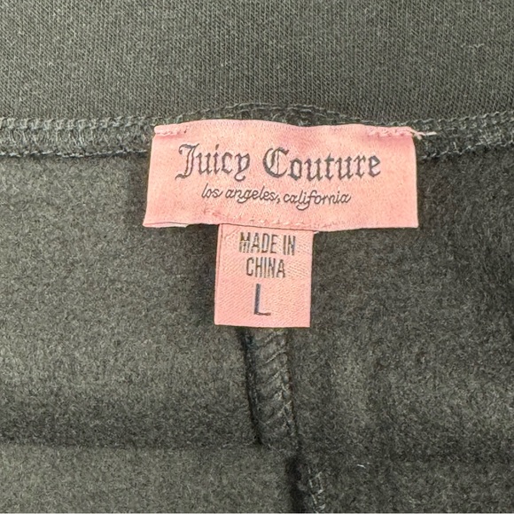 𝐉𝐮𝐢𝐜𝐲 𝐂𝐨𝐮𝐭𝐮𝐫𝐞 🫐 𝐁𝐥𝐚𝐜𝐤 𝐋𝐨𝐠𝐨 𝐒𝐰𝐞𝐚𝐭𝐬𝐡𝐢𝐫𝐭 𝐒𝐡𝐨𝐫𝐭𝐬 2-Piece 𝐒𝐞𝐭 𝐍𝐰𝐭 - Picture 5 of 9